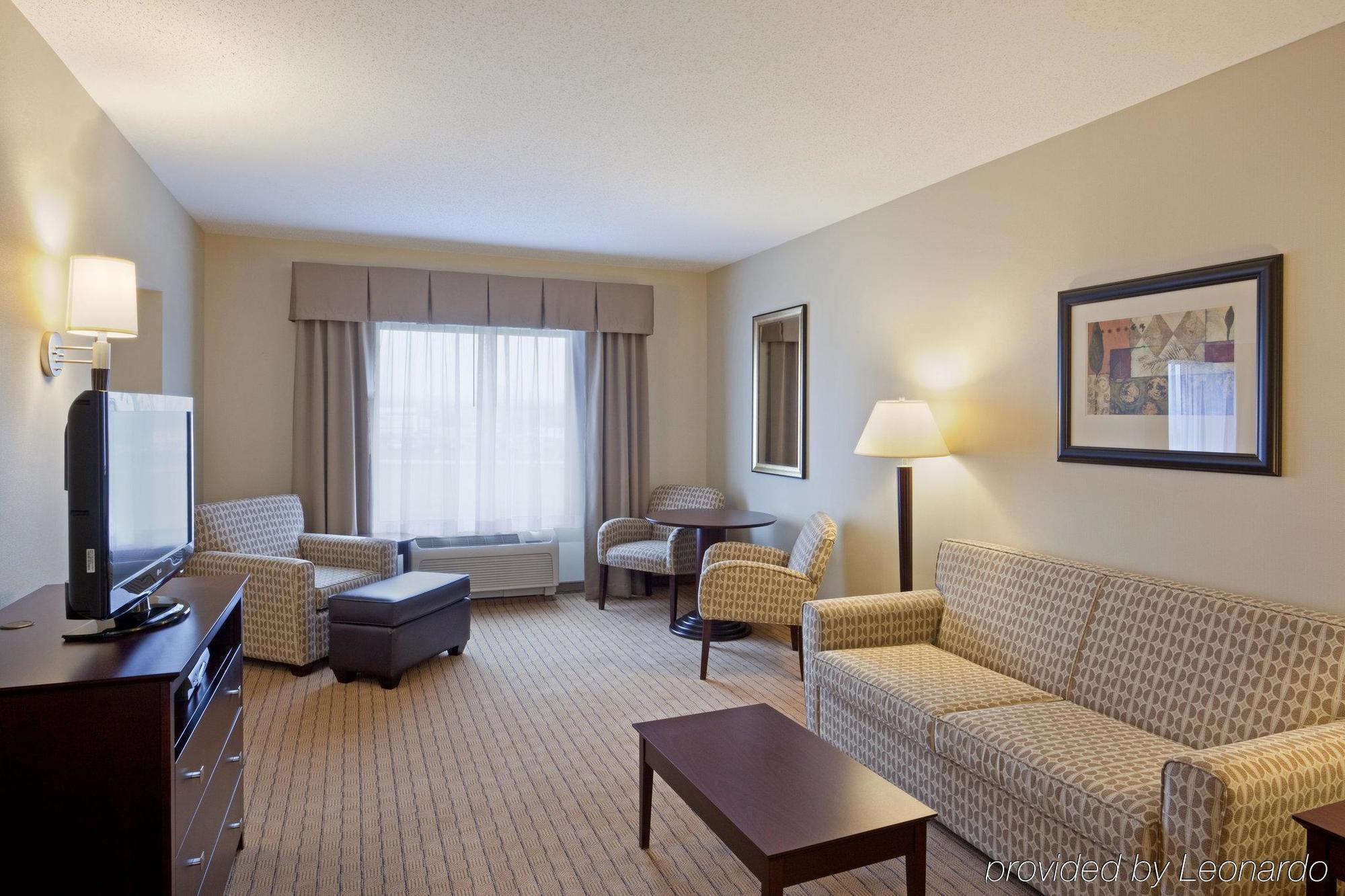 Holiday Inn Express & Suites Malone By Ihg Δωμάτιο φωτογραφία