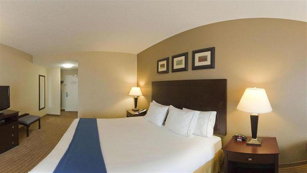 Holiday Inn Express & Suites Malone By Ihg Εξωτερικό φωτογραφία