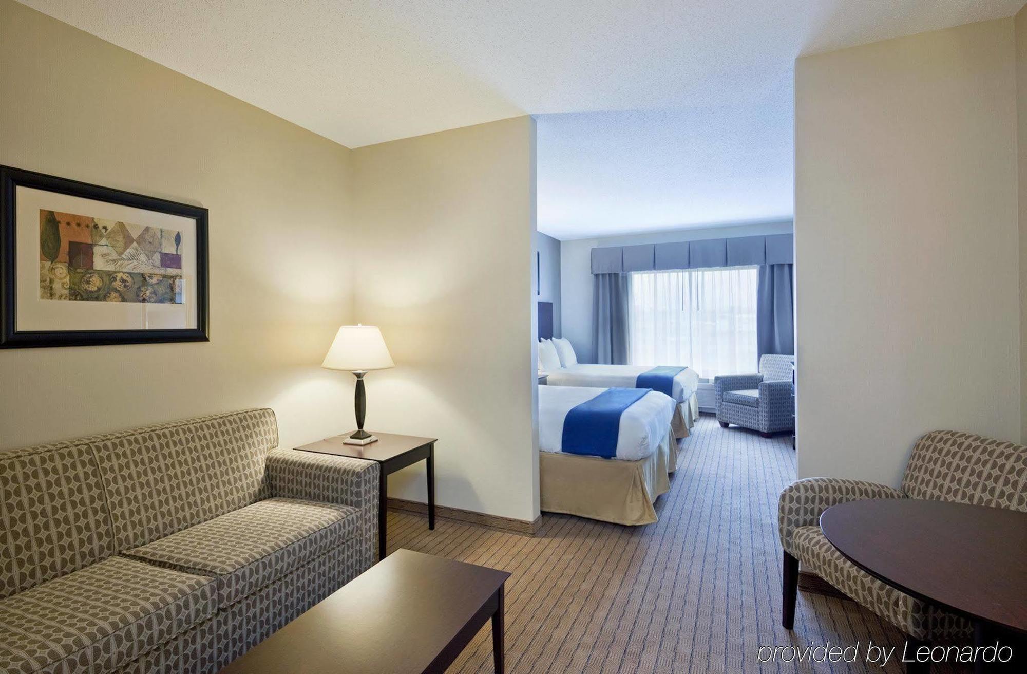 Holiday Inn Express & Suites Malone By Ihg Δωμάτιο φωτογραφία