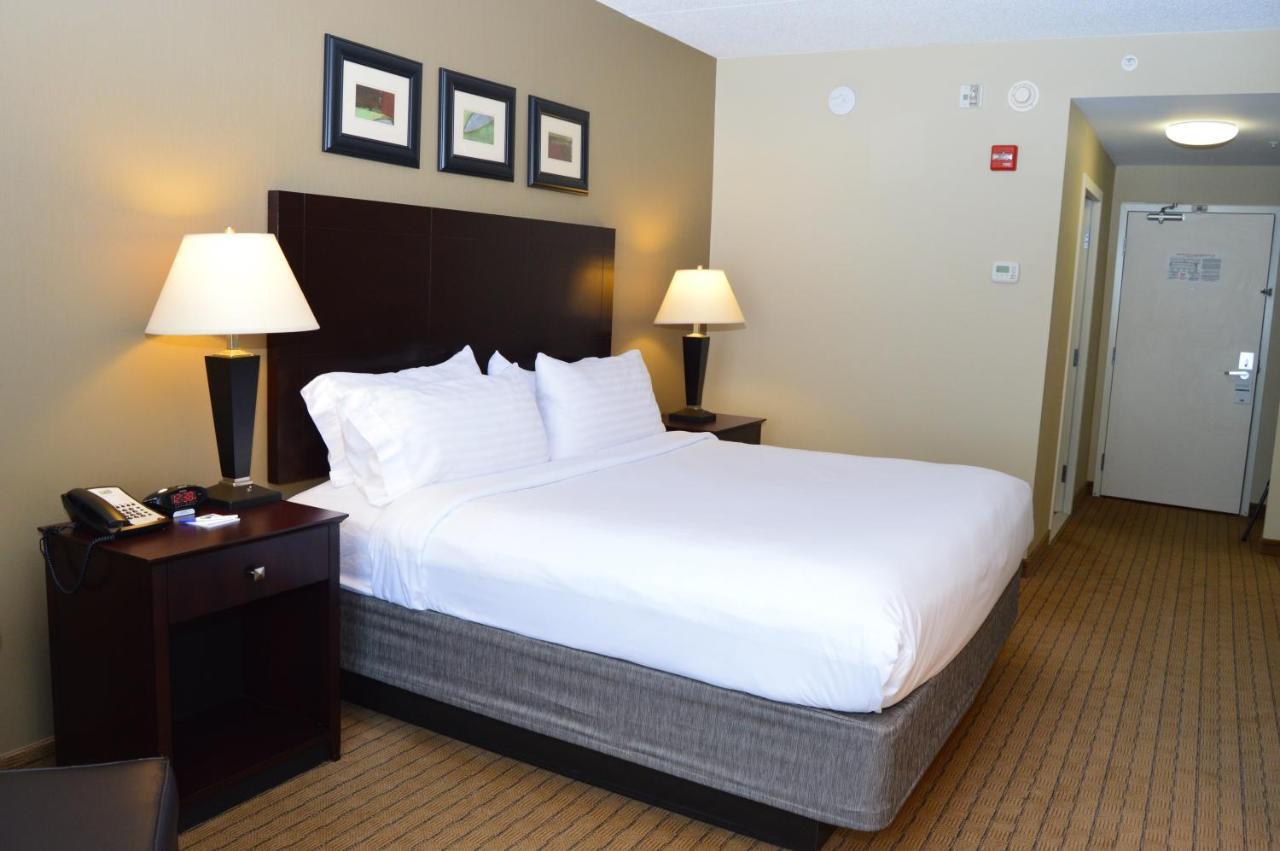 Holiday Inn Express & Suites Malone By Ihg Δωμάτιο φωτογραφία