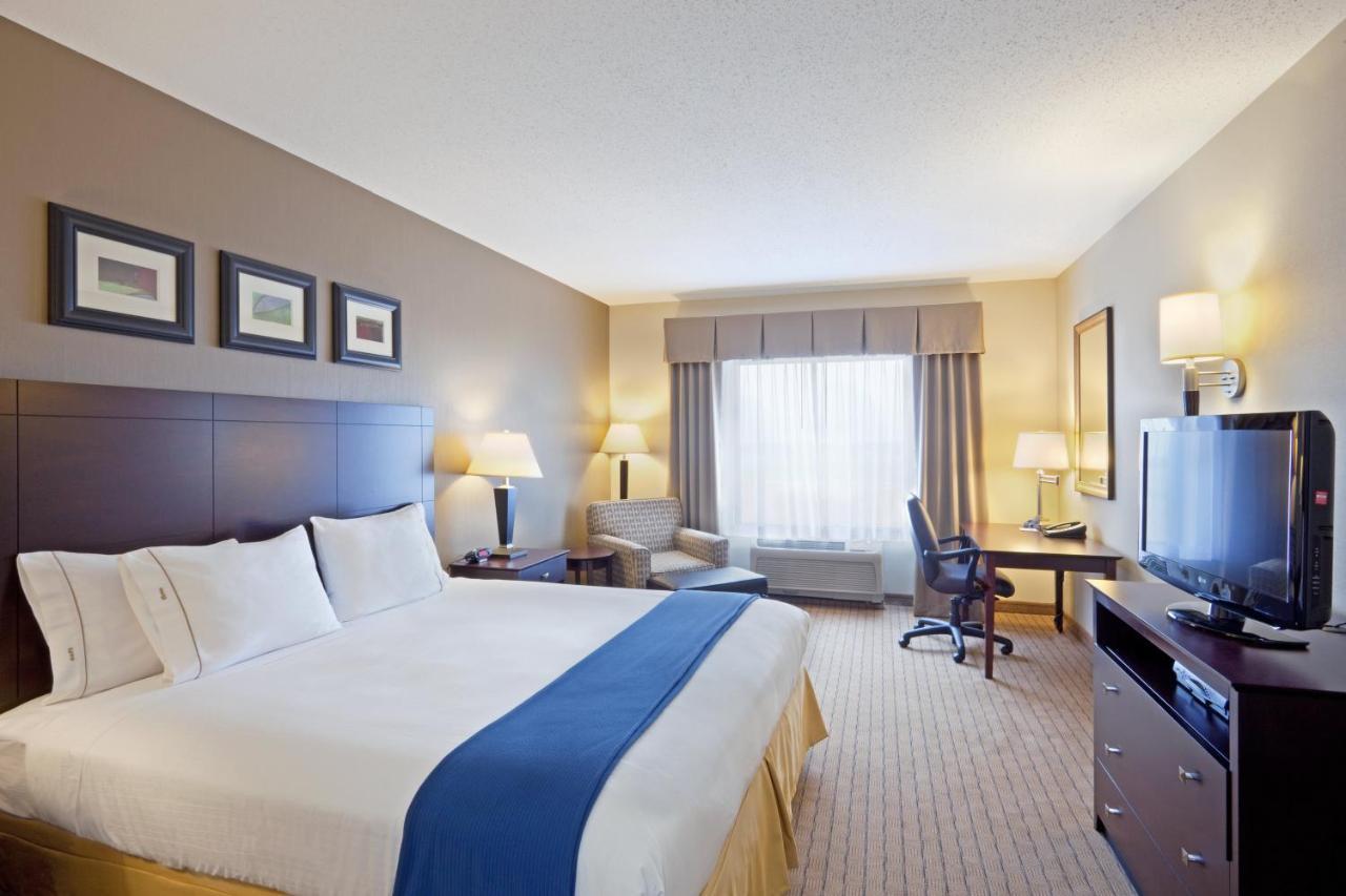 Holiday Inn Express & Suites Malone By Ihg Δωμάτιο φωτογραφία