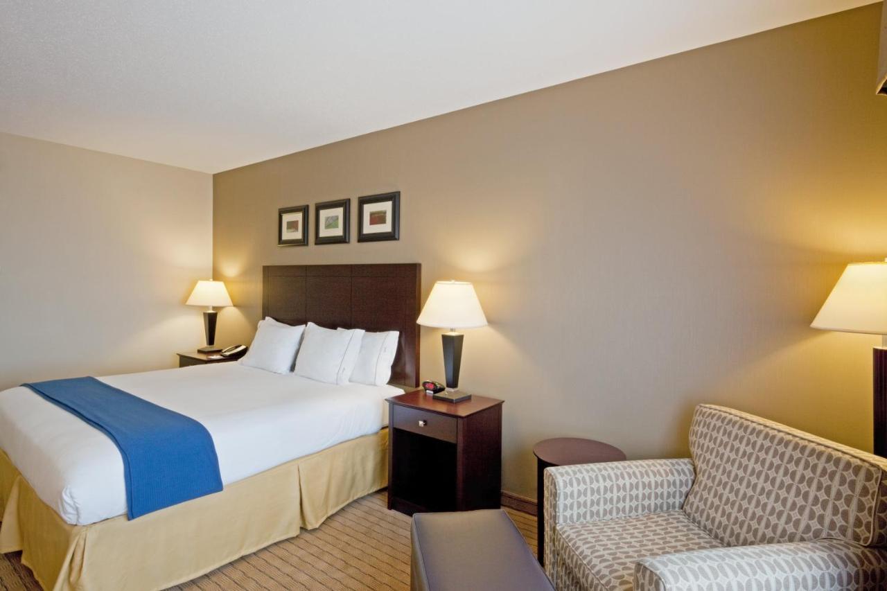 Holiday Inn Express & Suites Malone By Ihg Εξωτερικό φωτογραφία